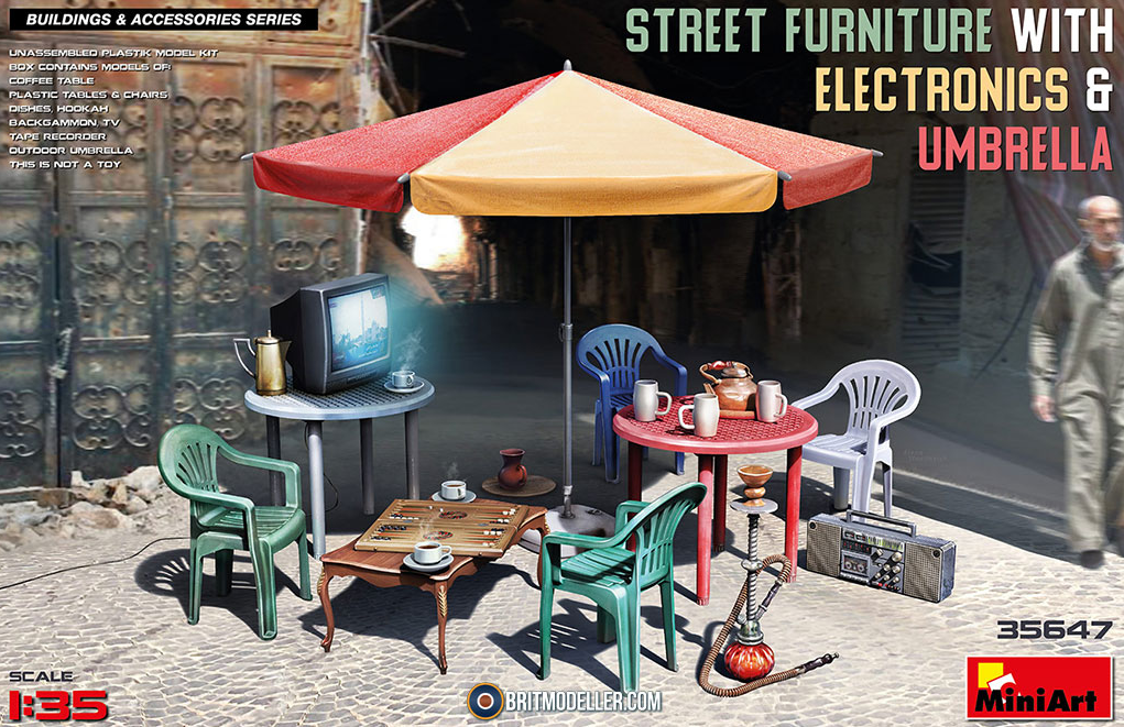 1/35 Street Furniture with Electronics & Umbrella de Miniart